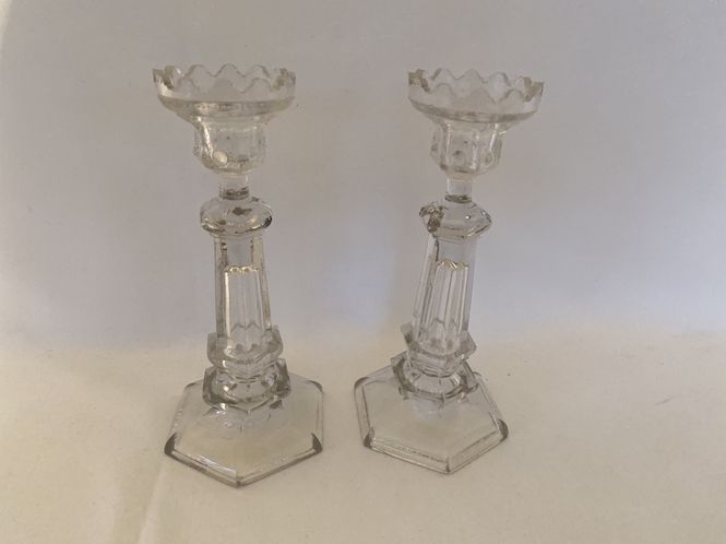 Hovedbilde Et par lysestaker i pressglass