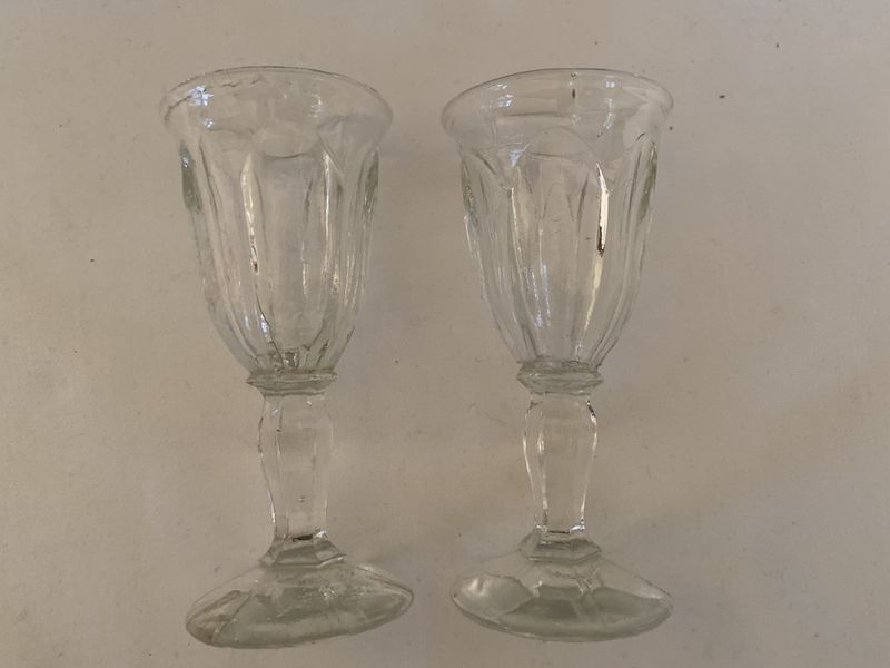To portvinsglass i pressglass