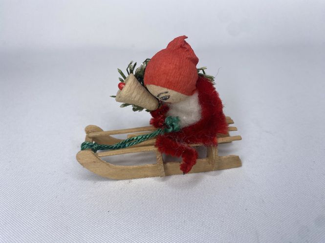 Hovedbilde Liten gammel nisse av piperensere på kjelke