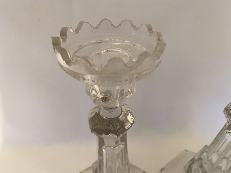 Et par lysestaker i pressglass
