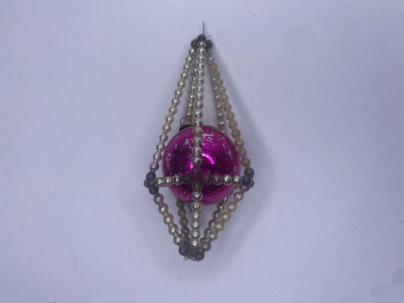 Juletrepynt med rosa glasskule