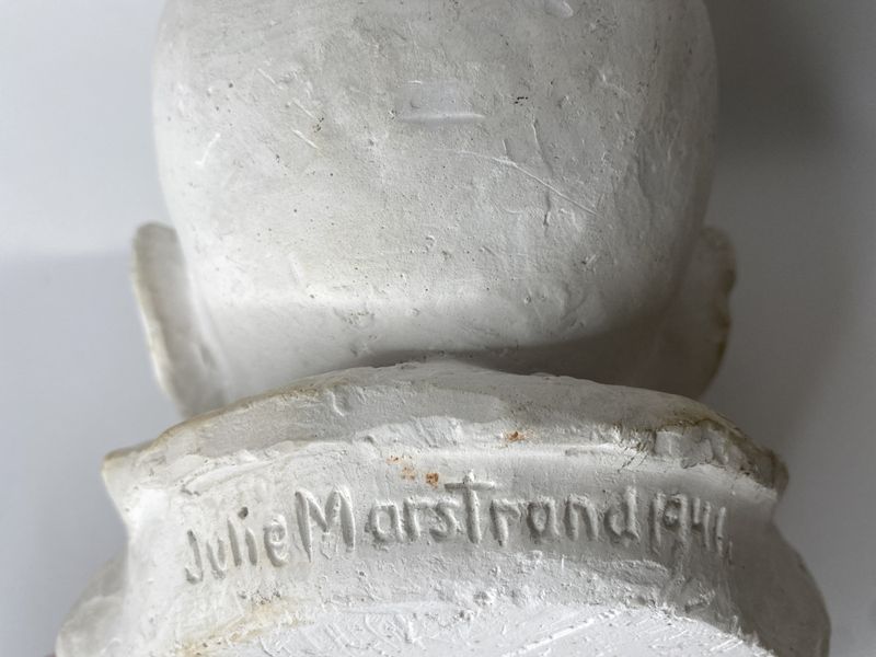 Modellert barnehode i gips, signert
