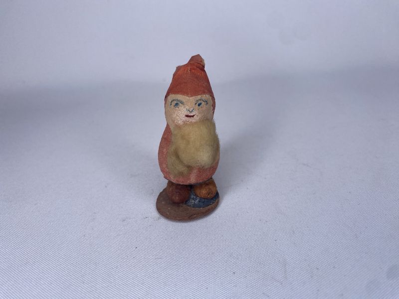 Liten nisse av vattkuler og kreppapir