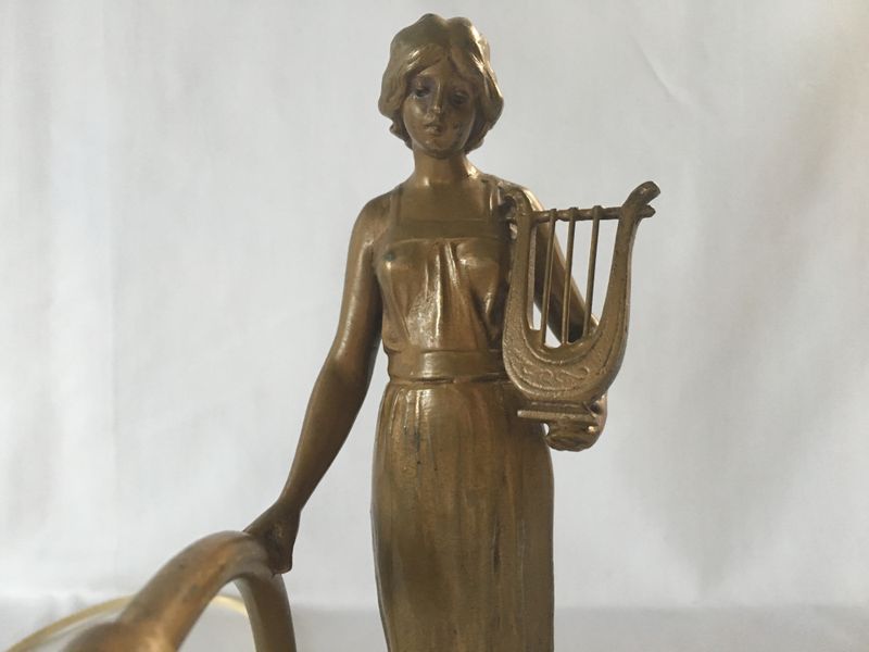 Pianolampe, klassiserende dame med lyre