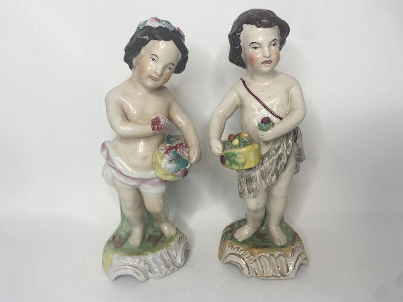 Staffordshirefigurer et par putti 