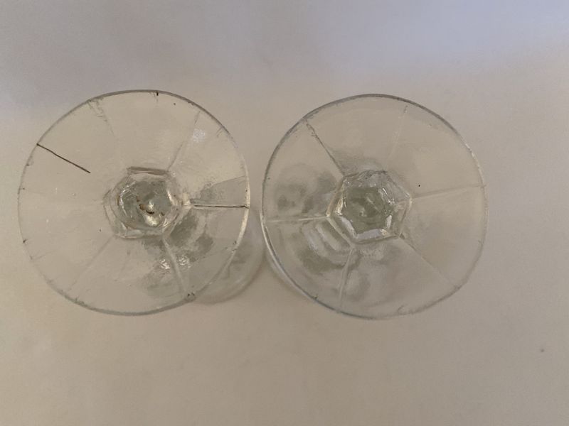 To portvinsglass i pressglass