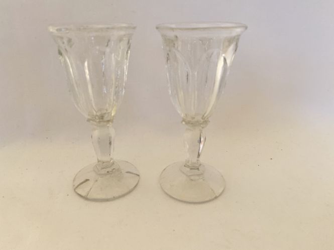 Hovedbilde To portvinsglass i pressglass