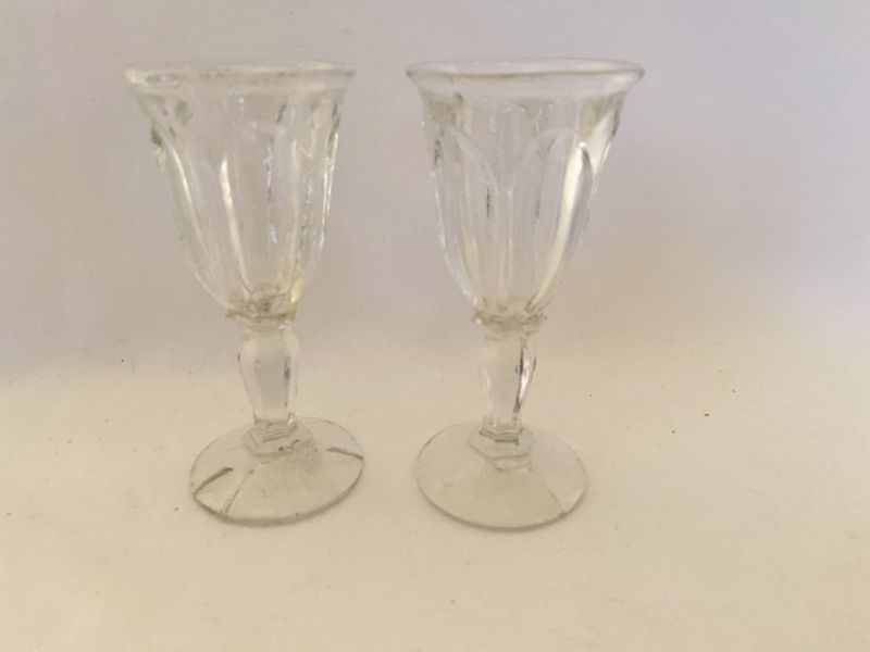 To portvinsglass i pressglass